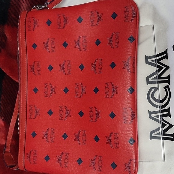 AUTHENTIC MCM Liz medium Red reversible shopper tote,with detachable zip pouch - Picture 8 of 16